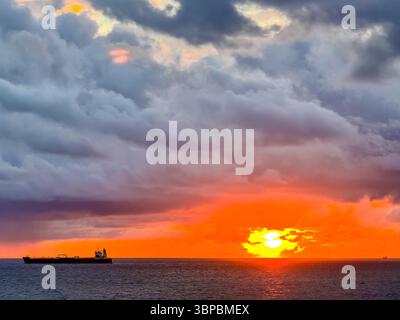 Fort Lauderdale, Florida - 28. Dezember 2024: Ein Schiff, das bei Sonnenaufgang vor den Ufern von Fort Lauderdale, Florida, ankert Stockfoto