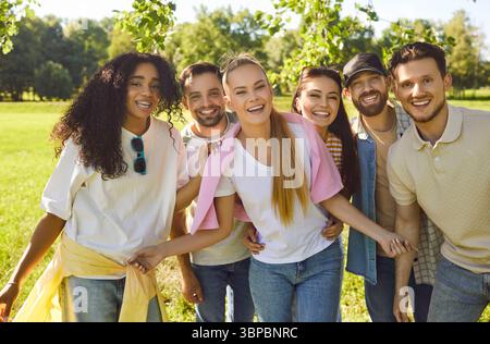 Junge Freunde, verschiedene Gruppen von jungen Leuten zusammen Spaß, posieren für Teamfoto und genießen glücklich Stockfoto