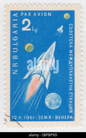 BULGARIEN — 28. Juni 1961: 2 Leva hellblau, gelb und orange Luftpost-Stempel mit der Fantasy-Venus-Bound-Rakete. Sowjetischer Start der Raumsonde Venus, 12. Februar 1961 Stockfoto