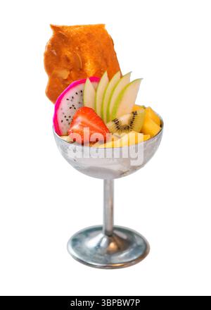Tropical Paradise Sorbet mit Grapefruit, Mango, Passionsfrucht dekoriert mit frischem Obst und knusprigen Tuilkeksen isoliert von weißem Hintergrund. Tropi Stockfoto