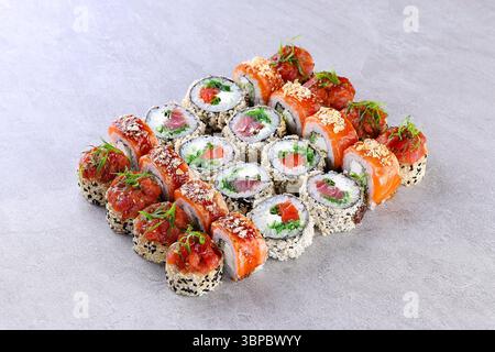 Premium-Salmon-Sushi-Rolle auf grauer Steinplatte Stockfoto