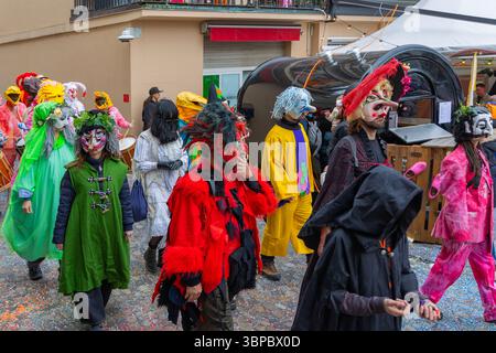 Basel, Switezrland - 11. März. 2025: Parade in Kostümen und Masken im Stadtzentrum beim jährlichen Karnevalsfest. Der Basler Karneval steht auf der UNESCO Stockfoto