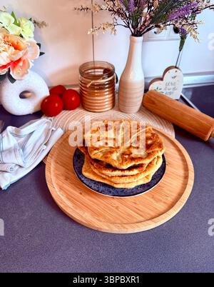 Rumänische und moldauische Torten werden in einem großen frittiert Stockfoto