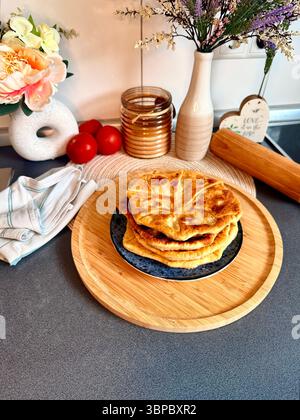 Rumänische und moldauische Torten werden in einem großen frittiert Stockfoto