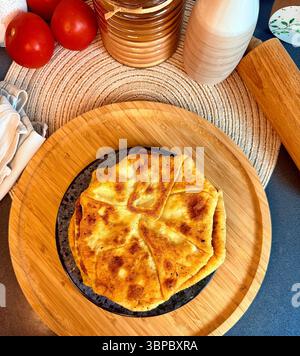 Rumänische und moldauische Torten werden in einem großen frittiert Stockfoto