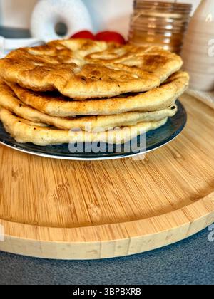 Rumänische und moldauische Torten werden in einem großen frittiert Stockfoto