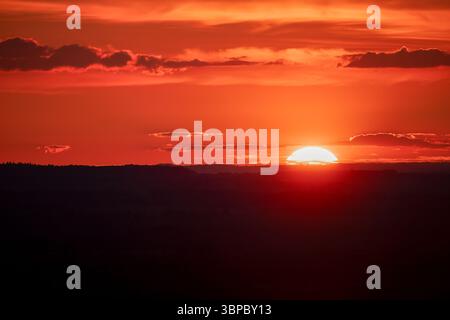 Wunderschöner Panoramauntergang über Chiltern Hills, England. Stockfoto
