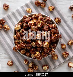 Hausgemachtes Schokoladen-Karamell-Popcorn, bereit zum Essen in einer Schüssel, Blick von oben. Stockfoto