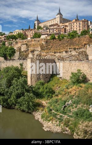 Vertikale Ansicht des architektonischen Denkmals mit dem Fluss Tejo in Toledo. Berühmtes Wahrzeichen in der Stadt in Spanien tagsüber. Stockfoto
