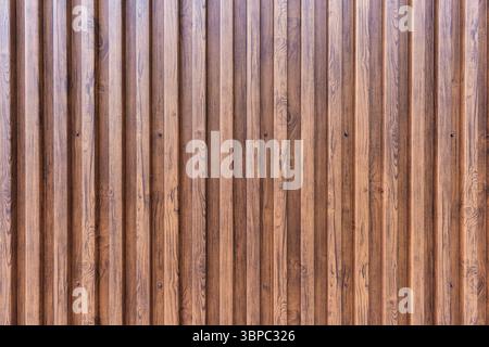 Architektur modernes braunes Gebäude mit vertikalem beschichtetem Holzmuster aus Metall-Stahl-Textur Hintergrund Stockfoto
