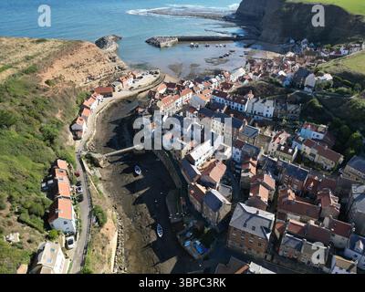 Aus der Vogelperspektive von Staithes, dem Fischerdorf und dem Fischerhafen im Stadtteil Scarborough in North Yorkshire, England Stockfoto