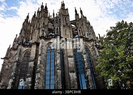 Bewundern Sie die hoch aufragenden Pfeiler und verzierten Türme des Kölner Doms, während sie in den Himmel steigen und Jahrhunderte zeitloser gotischer Pracht widerspiegeln Stockfoto