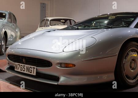 Sparkford.Somerset.Vereinigtes Königreich.12. Januar 2025.Ein Jaguar XJ 220 aus dem Jahr 1993 ist im Haynes Motor Museum in Somerset zu sehen Stockfoto