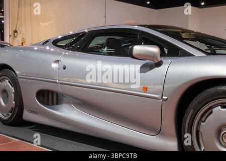 Sparkford.Somerset.Vereinigtes Königreich.12. Januar 2025.Ein Jaguar XJ 220 aus dem Jahr 1993 ist im Haynes Motor Museum in Somerset zu sehen Stockfoto