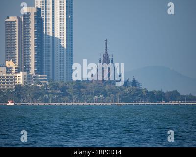 Das Heiligtum der Wahrheit und moderne Gebäude in Pattaya, Thailand Stockfoto