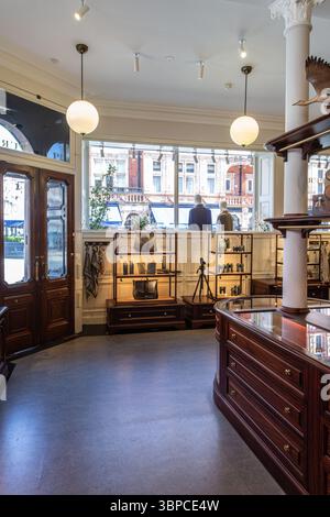 Interior Purdey & Sons wurde 1814 gegründet und bietet maßgeschneiderte Sportgewehre und Gewehre sowie luxuriöse Kleidung und Accessoires. Stockfoto