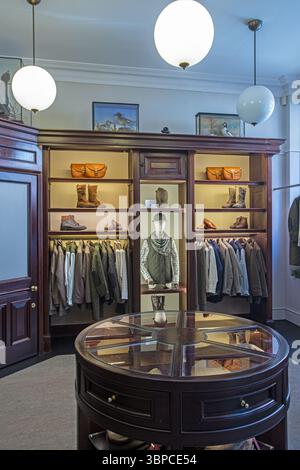 Interior Purdey & Sons wurde 1814 gegründet und bietet maßgeschneiderte Sportgewehre und Gewehre sowie luxuriöse Kleidung und Accessoires. Stockfoto