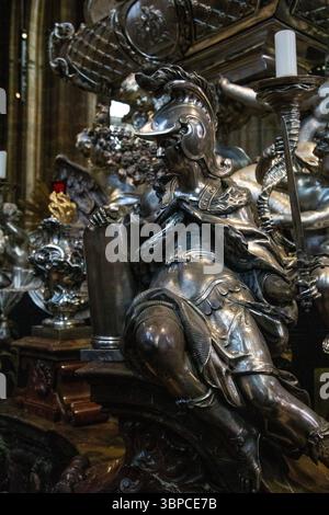 Reich verzierte Skulpturen auf dem barocken Silbergrab des Heiligen Johannes von Nepomuk, dem Veitsdom, der Prager Burg, Prag, Tschechische Republik Stockfoto
