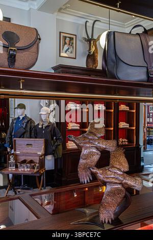 Interior Purdey & Sons wurde 1814 gegründet und bietet maßgeschneiderte Sportgewehre und Gewehre sowie luxuriöse Kleidung und Accessoires. Stockfoto