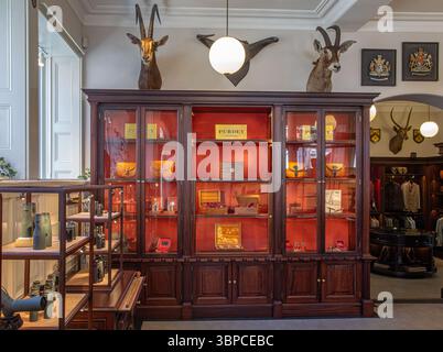 Interior Purdey & Sons wurde 1814 gegründet und bietet maßgeschneiderte Sportgewehre und Gewehre sowie luxuriöse Kleidung und Accessoires. Stockfoto
