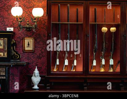 Purdey & Sons wurde 1814 gegründet, um Sportgewehre und -Gewehre sowie luxuriöse Kleidung und Accessoires zu kreieren. Stockfoto