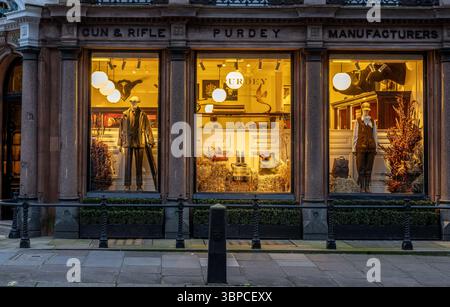 Das 1814 gegründete Purdey & Sons wurde mit maßgeschneiderten Sportgewehren und Gewehren sowie luxuriöser Kleidung und Accessoires ausgestattet. Stockfoto