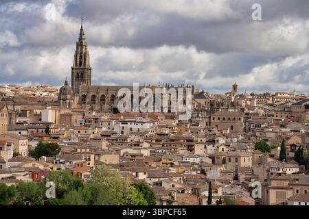 Die Kathedrale von Toledo erhebt sich über der historischen Stadt toledo, spanien, unter einem dramatischen bewölkten Himmel Stockfoto