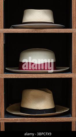Klassische Panamahüte bei Lock & Co. Hatters in London Stockfoto