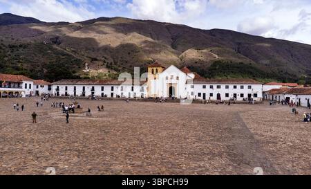 Villa de Leyva, Boyaca - Kolumbien. Mai 2025. Katholische Pfarrei im Hauptpark der Stadt. Stockfoto
