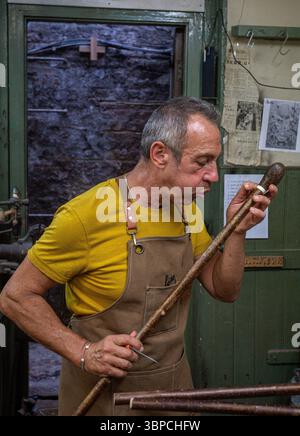 Ein Handwerker, der einen Wanderstock im James Smith & Sons Umbrella Shop in London, Großbritannien, herstellt Stockfoto