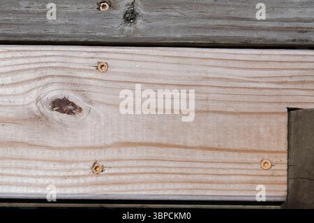 Knoten in Brett auf Holzdeck Stockfoto