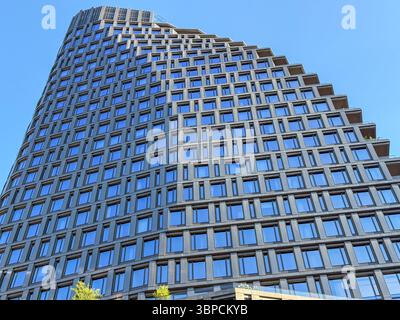 Brooklyn, NY - 24. Juni 2025: Olympia DUMBO großes modernes Glaswohnhaus mit Fensterdetail am Wasser in Brooklyn, New York City. Stockfoto