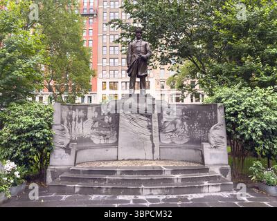 New York – 17. Juni 2025: Eine Bronzeskulptur im Freien mit Darstellung von Admiral David Glasgow Farragut im Madison Square Park in Manhattan, New York Stockfoto
