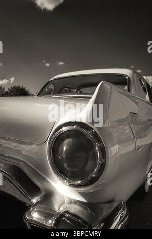 Rücklicht und Heckkotflügel eines Ford Thunderbird Oldtimers aus den 1950er Jahren in Schwarz-weiß Stockfoto