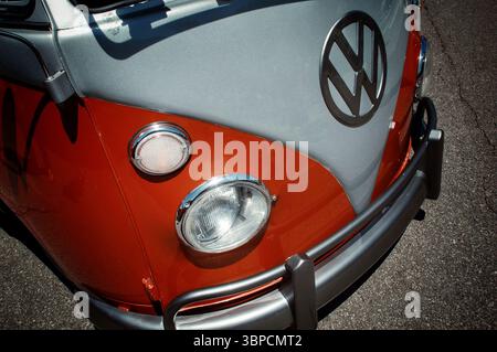 Vorderansicht eines orangen und silbernen VW-Oldtimer-Busses Stockfoto