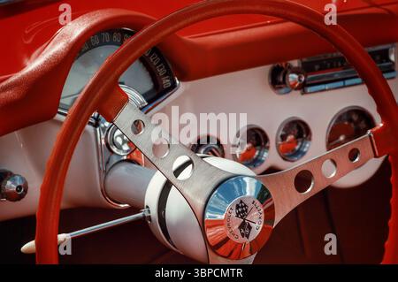Vintage Corvette Lenkrad und zweifarbiges Armaturenbrett Stockfoto