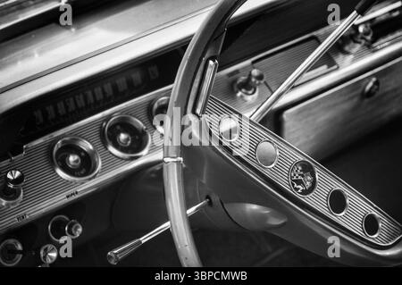 Armaturenbrett und Lenkrad eines Chevrolet Impala Oldtimers aus den 1960er Jahren in Schwarz-weiß Stockfoto