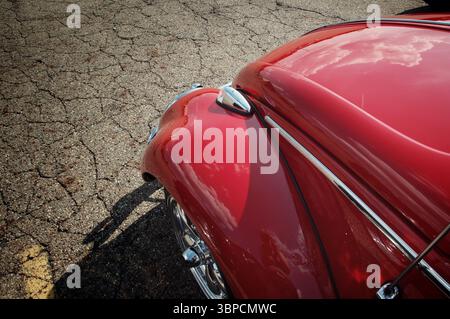 Kotflügel und Motorhaube des Volkswagen Beetle in Vintage-Rot Stockfoto