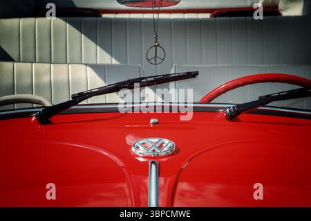 Roter Vintage Volkswagen Käfer mit Friedensschild Stockfoto