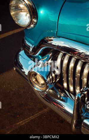 Scheinwerfer und Chromgrill eines alten Buick Roadmaster-Automobils Stockfoto