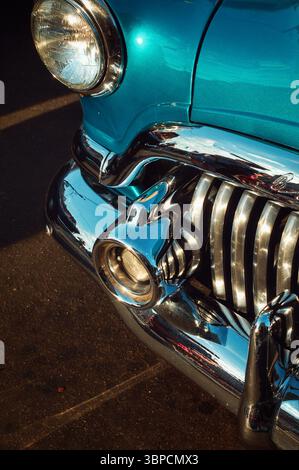 Scheinwerfer und Chromgrill eines alten Buick Roadmaster-Automobils Stockfoto