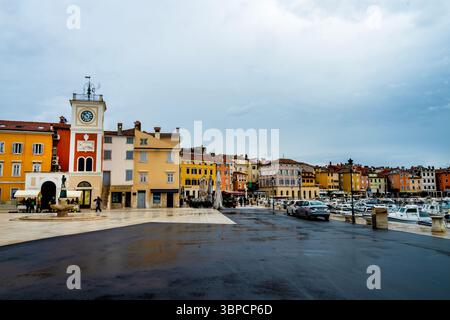 Marschall Tito Platz in Rovinj, Kroatien und Uhrturm mit Löwe vom Markus Relief, Symbol der historischen Kontrolle Venedigs über die Adria. Stockfoto