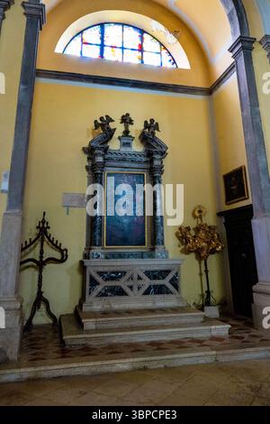 Seitenaltar der Barockkirche St. Euphemia in Rovinj, Kroatien. Stockfoto