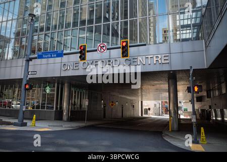 Architektonisches Detail eines Oxford Centre in Downtown Pittsburgh, Pennsylvania, mit moderner Glasfassade. Stockfoto