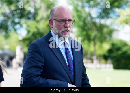 Washington, Usa. Juli 2025. Russell Vought, Direktor des Office of Management and Budget (OMB), verlässt nach einem Medieninterview vor dem Westflügel des Weißen Hauses in Washington DC am Montag, den 7. Juli 2025. (Foto: Aaron Schwartz/SIPA USA) Credit: SIPA USA/Alamy Live News Stockfoto