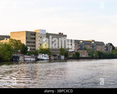 Verlassene Industriegebäude an der Ostendstraße 14 in Treptow-Köpenick. Alte Fabrikhäuser der ehemaligen Industrie am Behrens-Ufer in Berlin. Stockfoto
