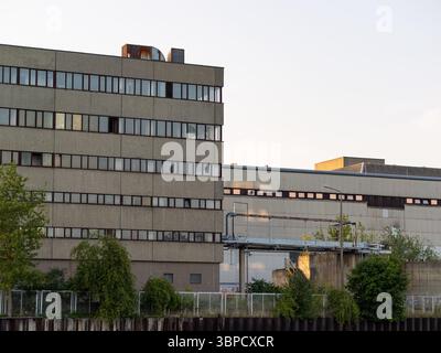 Industriegebäude außen am Behrens-Ufer in Berlin Oberschöneweide. Ehemalige Arbeitsstätte im östlichen Stadtteil Treptow-Köpenick. Stockfoto