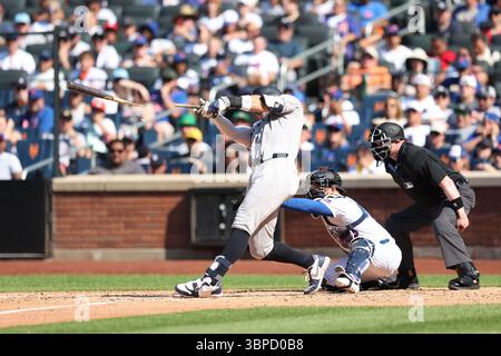 New York Yankees Aaron Judge (99) bricht seinen Schläger, als er am Freitag, 4. Juli 2025 im Citi Field in Corona, N.Y. das fünfte Inning des Baseballspiels gegen die New York Mets spielt. (Foto: Gordon Donovan) Stockfoto