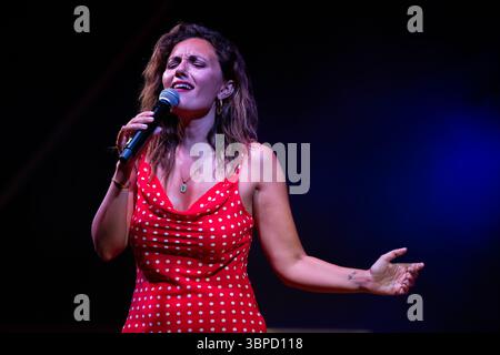 Neapel, Italien. Juli 2025. Serena Rossi tritt in der La notte della Tammorra 2025 auf der Piazza Mercato auf. (Foto: Andrea Gulí/SOPA Images/SIPA USA) Credit: SIPA USA/Alamy Live News Stockfoto