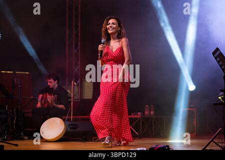Neapel, Italien. Juli 2025. Serena Rossi tritt in der La notte della Tammorra 2025 auf der Piazza Mercato auf. (Foto: Andrea Gulí/SOPA Images/SIPA USA) Credit: SIPA USA/Alamy Live News Stockfoto